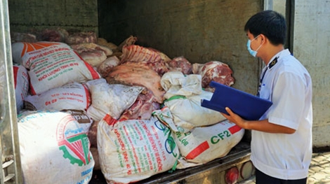 Phát hiện số lượng lớn thịt lợn bẩn đang được tuồn bán cho công nhân
