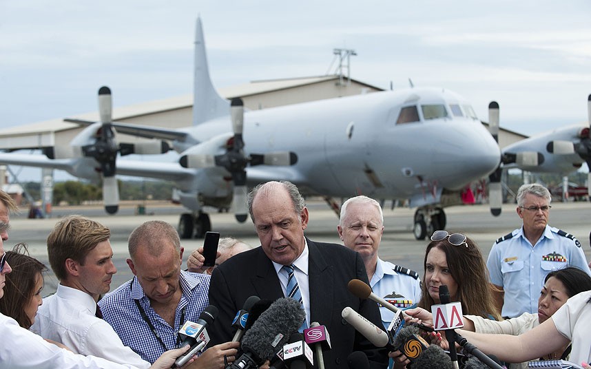 Bộ trưởng Quốc phòng Australia thông báo về tiến trình tìm kiếm máy bay mất tích MH370 trên báo chí