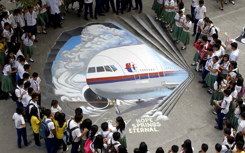 Một bức họa bích về máy bay mất tích MH370 trong một trường học