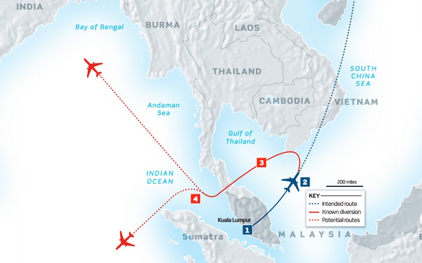 Bản đồ cho thấy máy bay MH370 đã đổi hướng (đường màu đỏ) so với lộ trình bay ban đầu (đường màu xanh)