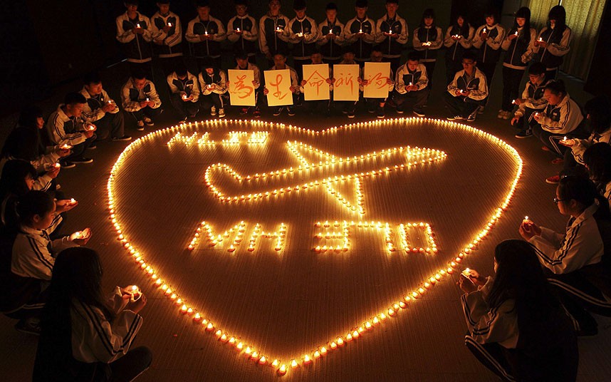 Học sinh, sinh viên quốc tế thắp nến cầu nguyện cho các nạn nhân mất tích cùng máy bay MH370