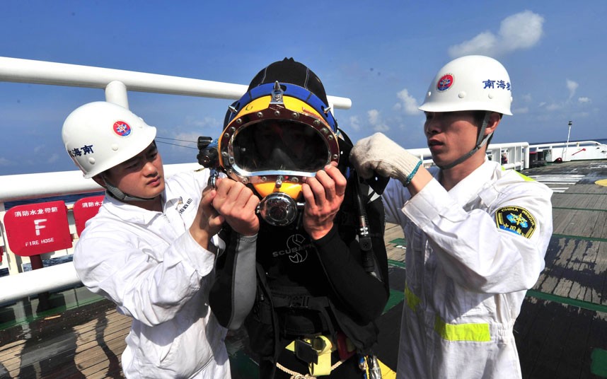 Một thợ lặn chuẩn bị dò tìm vị trí của máy bay MH370 dưới đáy đại dương