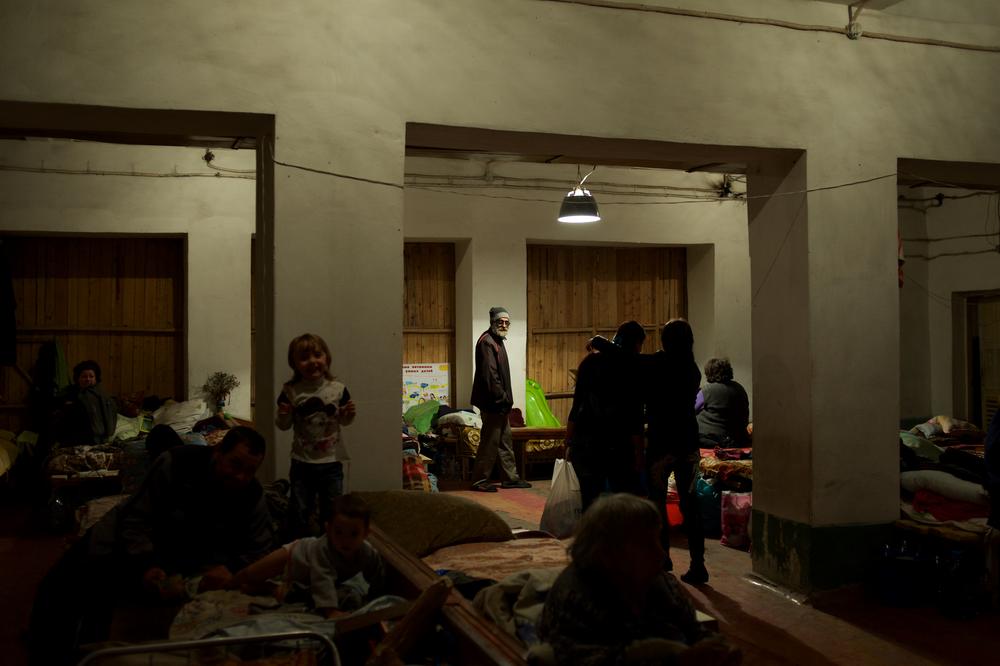 Người dân tản cư tạm trú trong một hầm tránh bom có từ thời Xô viết ở Petrovskiy thuộc thành phố Donetsk
