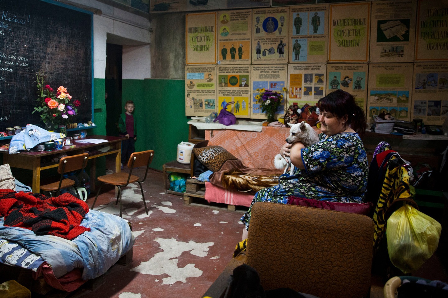 Người phụ nữ chơi đùa cùng mèo cưng trong một căn hầm trú bom ở miền đông Ukraine