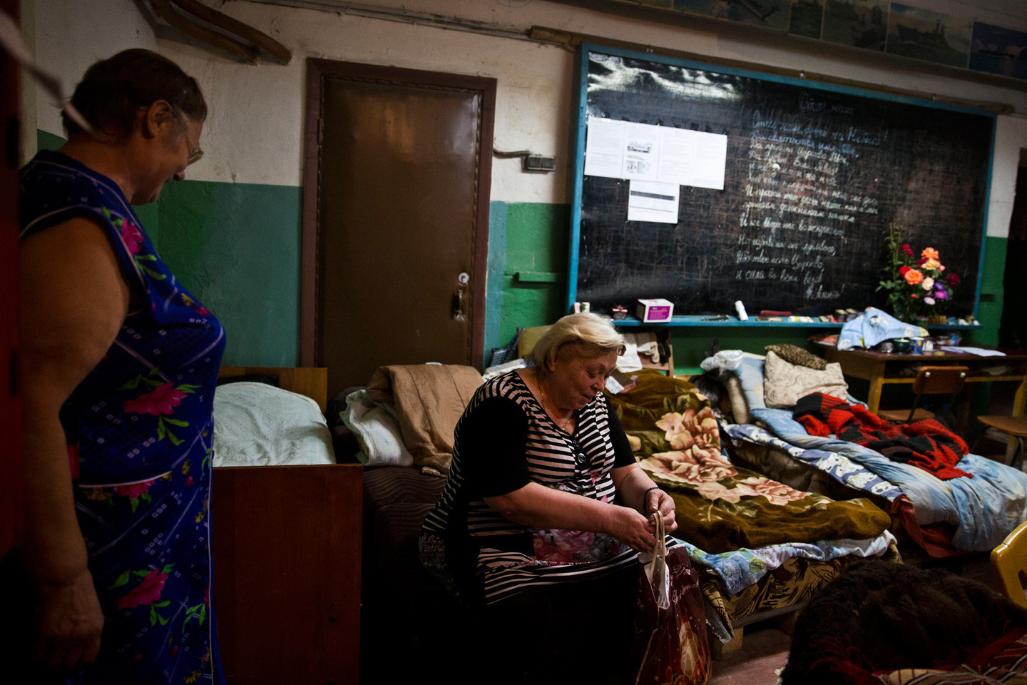 Nhiều người dân Donetsk (bao gồm cả phụ nữ và trẻ em) phải ở trong hầm trú ẩn cả ngày lẫn đêm để bảo đảm an toàn