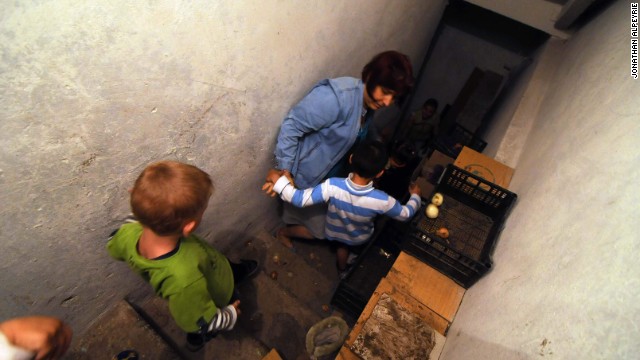 Những đứa trẻ mồ côi được đưa xuống hầm tránh bom của cô nhi viện trong một cuộc pháo kích dữ dội ở Marynivka, Ukraine
