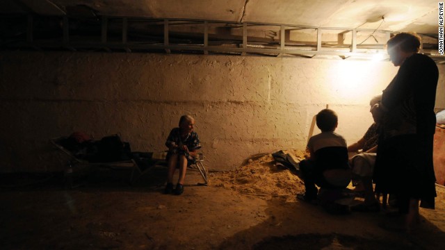 Người dân địa phương nương náu trong một hầm rượu ở thành phố Donetsk, miền đông Ukraine