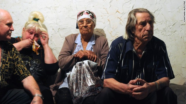 Nhiều gia đình (phần lớn là người già và người nghèo) buộc phải ở lại trung tâm chiến sự Donetsk vì không có tiền để di tản, một số khác ở lại vì không muốn rời bỏ ngôi nhà của mình