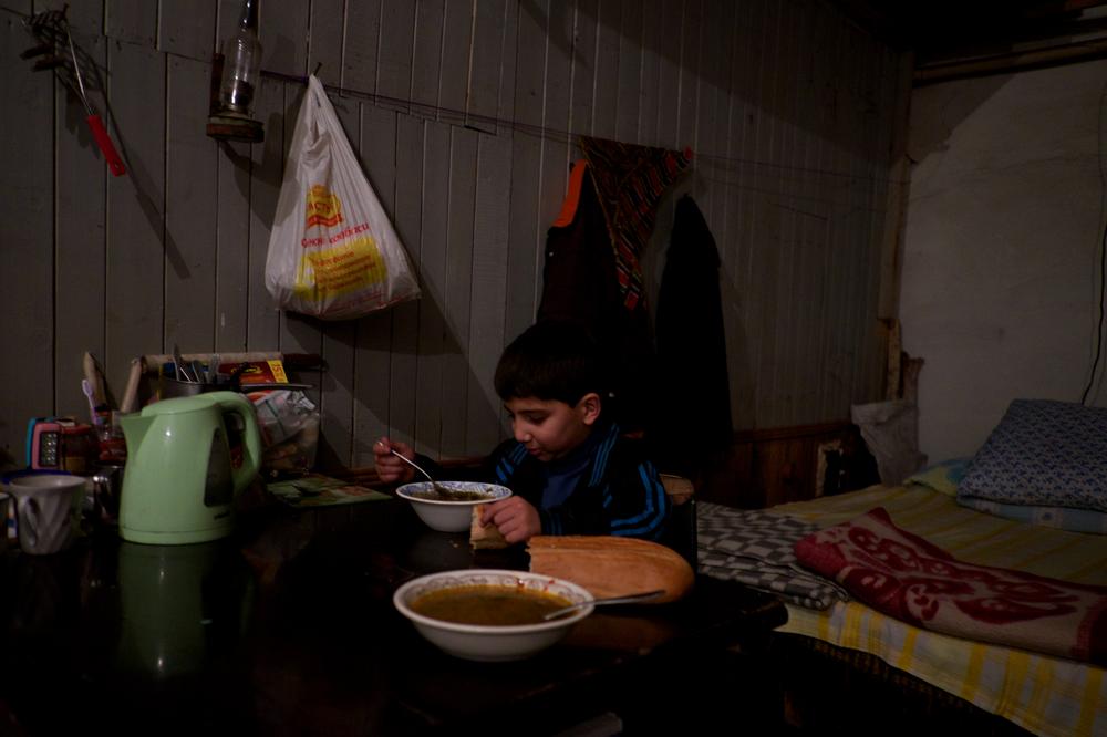 Hơn 100 dân thường Ukraine phải sống trong hầm trú ẩn sâu trong lòng đất suốt nhiều tháng qua