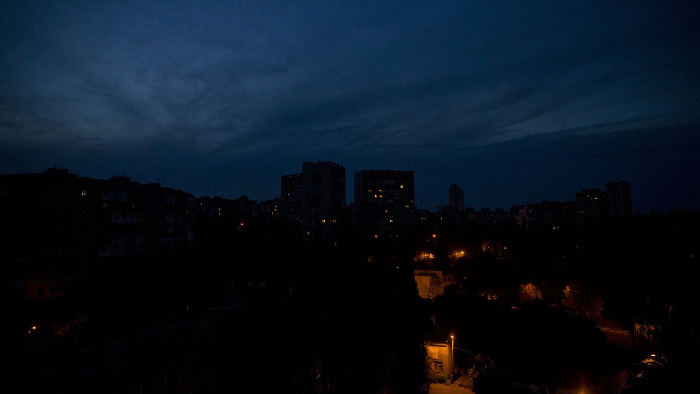 Những ánh đèn le lói vào ban đêm ở Donetsk, phần lớn dân cư trong thành phố đã di tản kể từ khi các cuộc đụng độ giữa quân ly khai và quân đội chính phủ Ukraine nổ ra