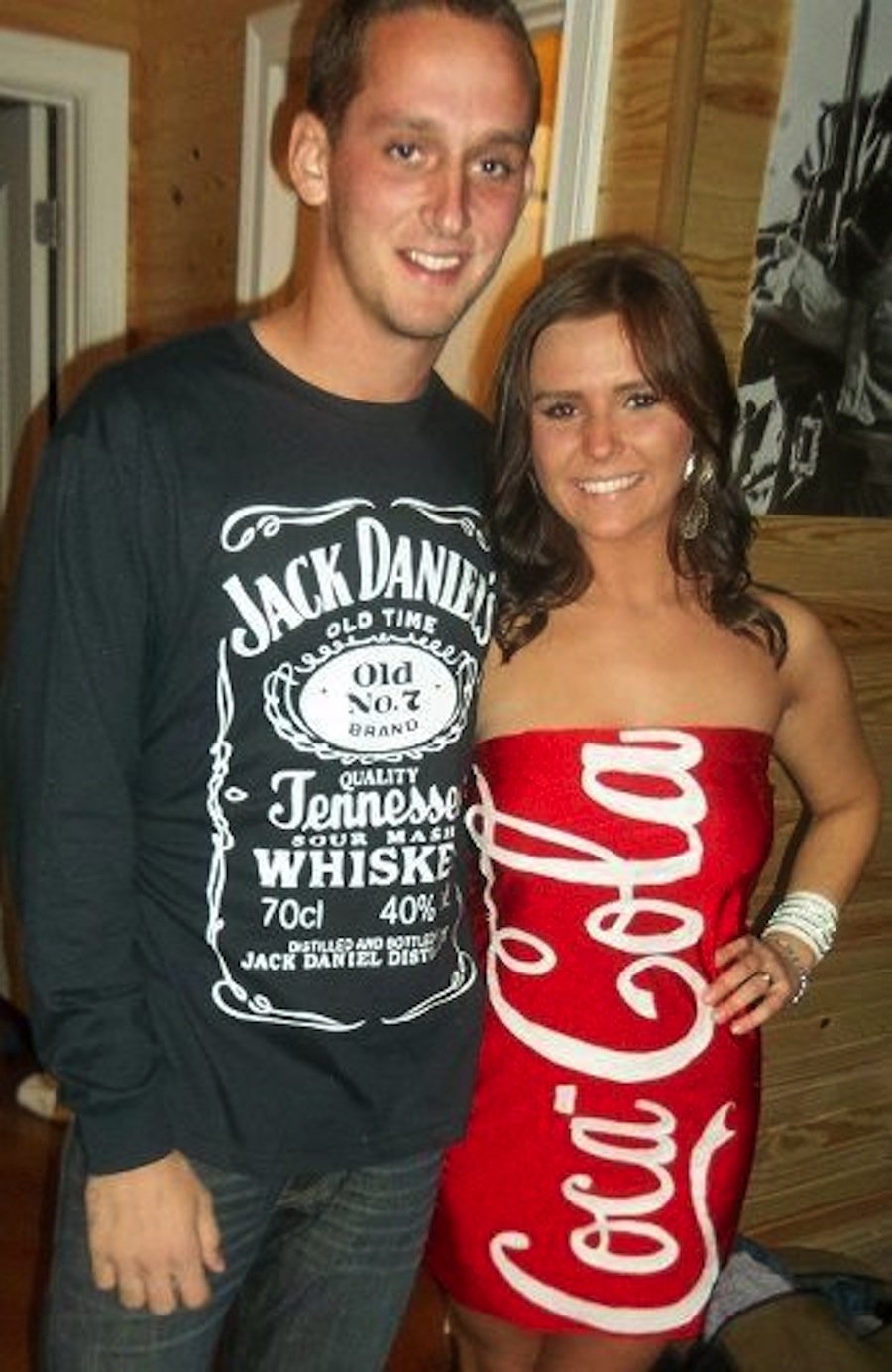 Cặp vợ chồng trên trang mạng xã hội Pinterest đang trở nên rất hot với bộ trang phục Halloween Jack-và-Coke.