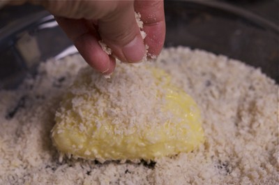 Bước 10: Áo cơm qua lớp bột mì, nhúng qua trứng rồi phủ đều với lớp vụn bánh mì bên ngoài.