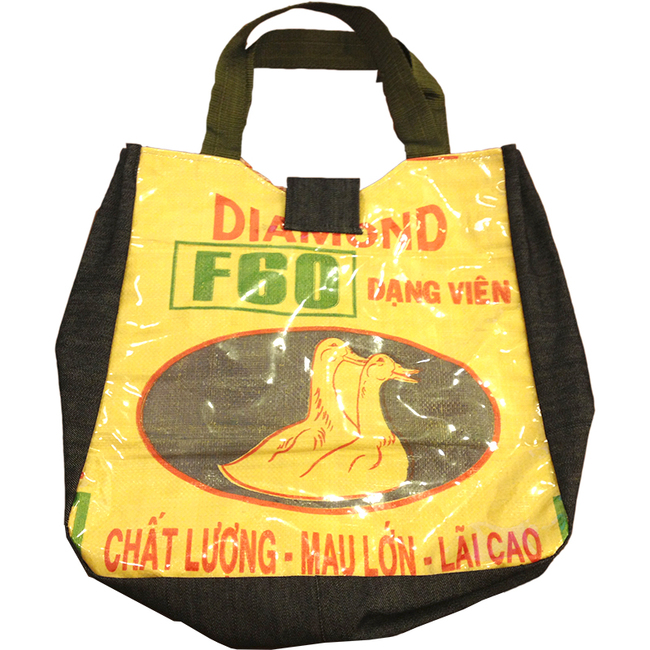Đây là những chiếc túi với nhiều màu sắc, kiểu dáng khác nhau được tái chế từ bao bì đựng cám con cò của Việt Nam. 