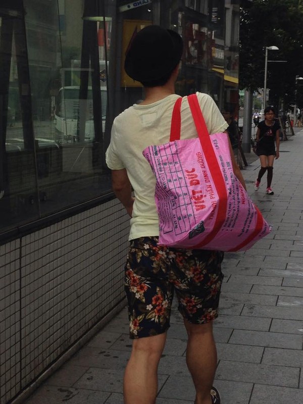 Chiếc túi bao bì cám con cò được nhiều người dân Nhật sử dụng khi ra đường.