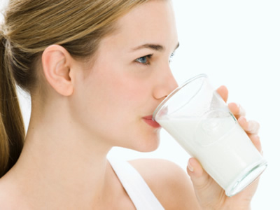 Uống sữa sai cách và những nguy hại khôn lường - MVietQ
