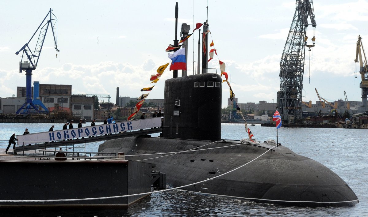 Tàu ngầm tàng hình Novorossiysk: Đây là chiếc đầu tiên trong tổng số 6 chiếc tàu ngầm chạy bằng điện-diesel của quân đội Nga. Năm ngoái, loại vũ khí quân sự này đã được hạ thủy tại xưởng đóng tàu St. Petersburg. Theo các nhà thiết kế chiếc tàu ngầm này thì điểm đặc biệt đó là công nghệ tàng hình của Novorossiysk sẽ khiến nó không bị phát hiện khi lặn