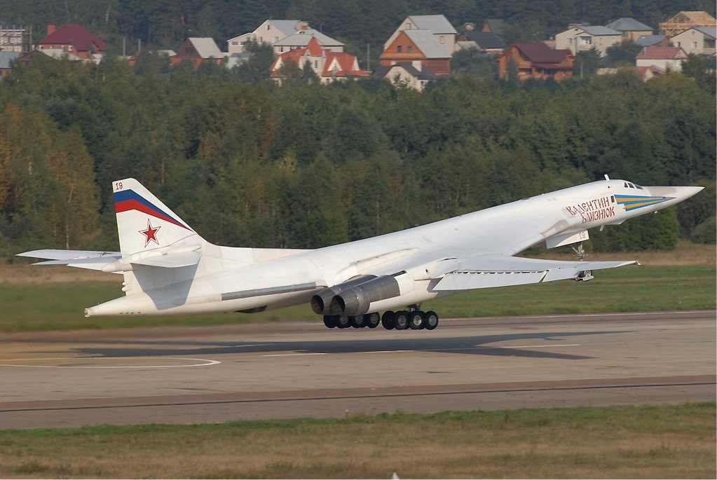 Máy bay chiến đấu siêu thanh Tupolev Tu-160: Đây là model lớn nhất thế giới, được Liên Xô thiết kế trong những năm 1980. Mẫu vũ khí quân sự này tự hào có động cơ mạnh nhất trong các loại máy bay chiến đấu trên thế giới hiện nay. Chiếc máy bay chiến đấu này có thể mang 40 tấn vũ khí. Hiện quân đội Nga đang được trang bị 16 chiếc máy bay này
