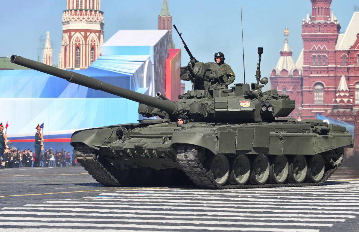 T-90: Đây là loại xe tăng chiến đấu tiên tiến, hiện đại nhất đang được sử dụng trong các lực lượng vũ trang của Nga. Vũ khí chính của nó là khẩu pháo 125 mm với khả năng chống tăng và có một khẩu súng máy hạng nặng chống máy bay được điều khiển từ 