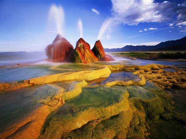 Hình ảnh đẹp mắt của mạch nước phun tại sa mạc Back Rock bang Nevada, Mỹ.