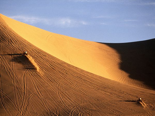 Những đụn cát Dumont tại sa mạc Quadbikes, california là một địa điểm lý tưởng cho những tay đua đam mê khám phá địa hình.