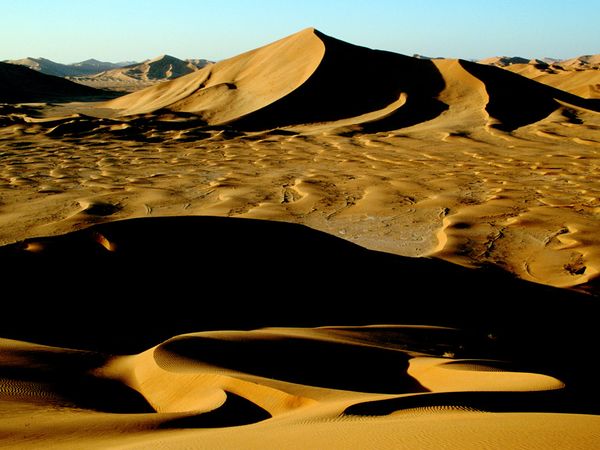 Buổi chiều tà tại sa mạc Oma, Ả Rập, nơi đây có những đụn cát uốn lượn như nhựng con sóng bất tận của đại dương