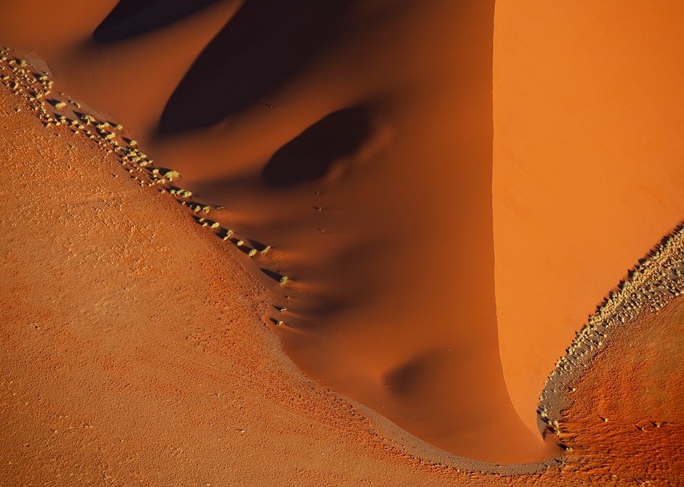 Sa mạc Namib là sa mạc lớn nhất tạ Namibia, nơi đây bao gồm nhiều cồn cát rộng lớn. 