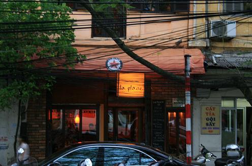 La Place nằm tại số 2 Ấu Triệu cạnh Nhà Thờ Lớn, quán được thiết kế khá thú vị với các bức tranh cổ động của Việt Nam, các đôi tình nhân có thể tận hưởng bầu không khí khá thú vị ở đây