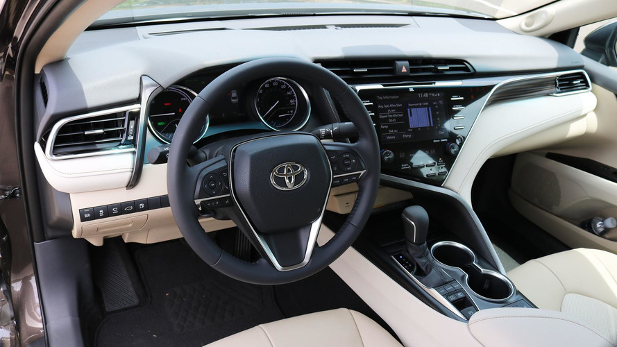 Toyota Camry 2019 ‘lột xác’ ngoạn mục, đồng thời tăng giá bán