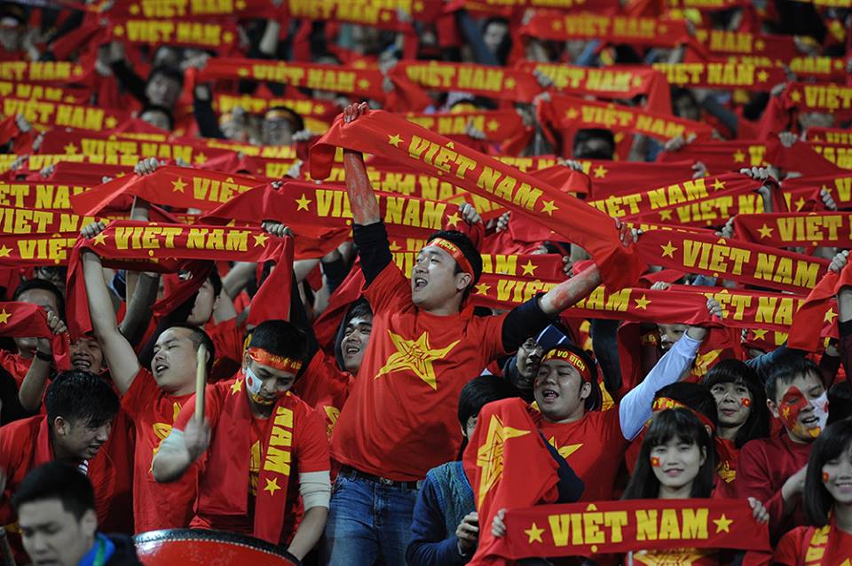 Người hâm mộ cổ vũ nhiệt thành cho đội tuyển Việt Nam