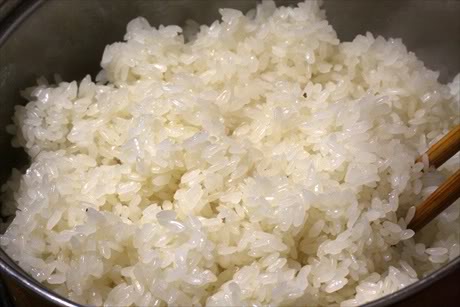 Gạo nếp là nguyên liệu chính trong cách làm cơm cháy mỡ hành 