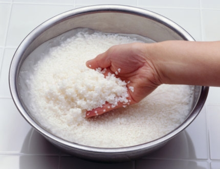 Có thể dùng gạo để làm sạch bao tử heo, khử mùi hôi