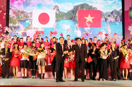 Tối 2/4, Lễ hội Hoa anh đào Hạ Long 2015 đã chính thức khai mạc tại Quảng trường 30/10, thành phố Hạ Long