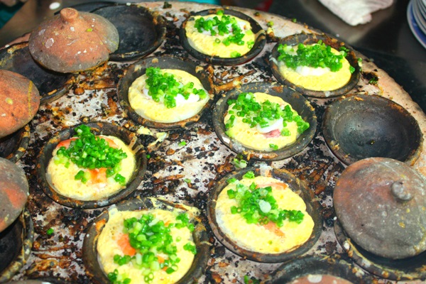 Các món ăn ngon ở Nha Trang thu hút thực khách phải kể tới món bánh căn quen thuộc