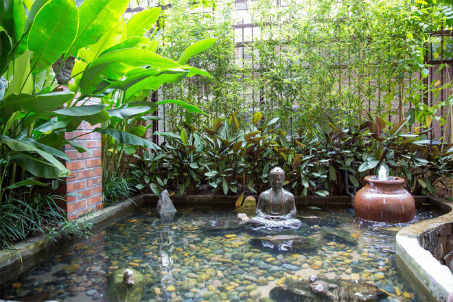 Sân vườn nhỏ với hồ nước trước nhà mà anh rất yêu thích được tô điểm thêm tượng và cây cảnh