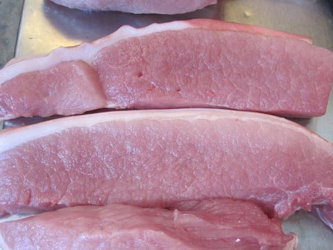 Thịt lợn siêu nạc chứa hóa chất có màu đỏ rực nhưng rửa xong chuyển màu nhợt nhạt