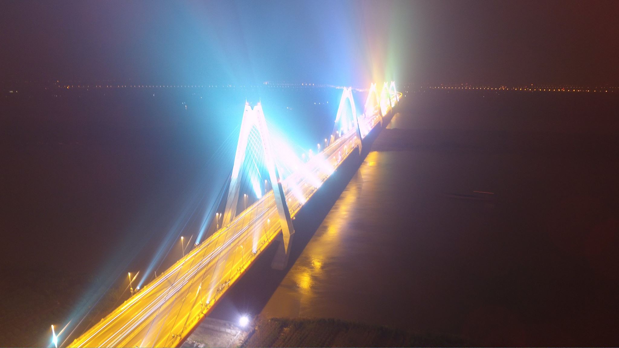 Với yêu cầu kỹ thuật, mỹ thuật, cầu Nhật Tân được thiết kế và xây dựng để trở thành một biểu tượng mới của Thủ đô