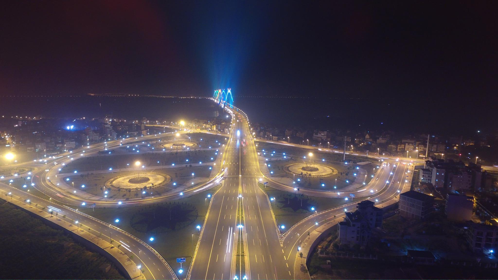 Đường dẫn lên cầu Nhật Tân hoành tráng trong đêm