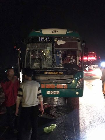 Xe khách giường nằm Ka Long phát nổ trên quốc lộ. Ảnh: otofun Xe khách giường nằm Ka Long phát nổ trên quốc lộ. Ảnh: otofun