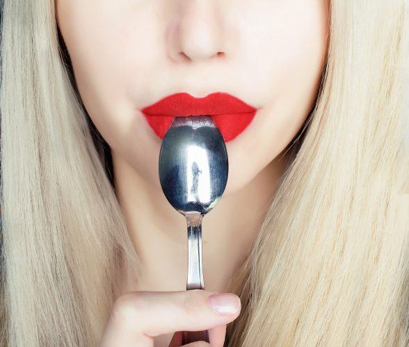 Son môi là loại sản phẩm trang điểm có thể khiến chị em bị nhiễm độc chì