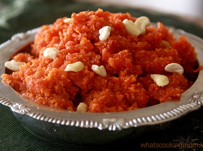 Halwa cà rốt là món tráng miệng phổ biến của Ấn Độ, trong đó cà rốt được nghiền nhuyễn với sữa, đường và hoa quả khô. Đây sẽ là món tráng miệng nóng sốt tuyệt hảo cho một mùa đông rét mướt. Cảm giác khi ăn sẽ giống như được khoác một chiếc áo choàng, ngồi bên lò sưởi nhâm nhi vậy.
