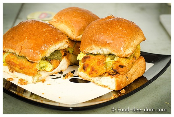 Vada là món bánh kẹp với nhân khoai tây nghiền trộn các loại gia vị đặc trưng của Ấn Độ. Vada được xem như một loại đồ ăn nhanh hay hamburger của người Ấn. Món ăn này từng chỉ dành cho người nghèo, tuy nhiên theo thời gian, nó đã trở nên phổ biến ở khắp nơi. Những người ăn chay đặc biệt thích món này.