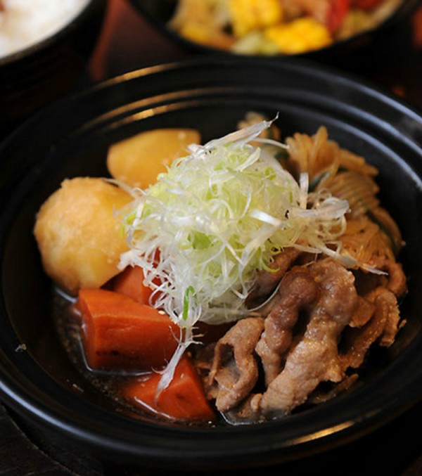 Thịt hầm rau củ kiểu Nhật là món ăn khá truyền thống và thấy rất nhiều trong các bữa ăn gia đình của Nhật Bản. Món ăn này rất giàu protein và carbohydrate. Lúc hầm, cho thịt bò, khoai tây, cà rốt, cá, rượu mirin và dấm gạo vào hầm cùng 1 lúc. Hầm xong, bạn cũng có thể cho vào các hộp cơm và mang theo khi ra ngoài, cả mùa nóng và mùa lạnh.