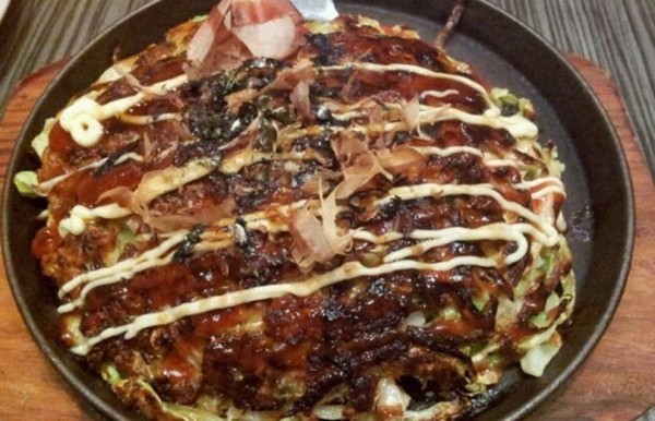 Bánh xèo Nhật là loại bánh nổi tiếng ở Osaka. Osaka được mệnh danh là căn bếp Nhật Bản, là thiên đường của những ẩm thực gia Nhật Bản. Trong tiếng Nhật, ý nghĩa của từ Okonomiyaki là “nướng tự do”. Đó có thể là 1 trong những nguyên nhân khiến cho chiếc bánh nướng này được rất nhiều thực khách yêu thích. Đây là 1 loại bánh được kết hợp giữa trứng tráng và nhiều nguyên liệu khác….Khi nướng bánh, ta sẽ thêm rau bắp cải  hoặc các loại rau khác ưa thích lên bề mặt trứng, cũng có thể thêm vào kim chi, thịt lợn, mực. Nướng bánh xong, bạn có thể rưới nước sốt thịt nướng hoặc mayonnaise lên trên, sau đó thêm một chút rong biển hoặc phần thịt cá ngừ chín làm tăng hương vị cho món.
