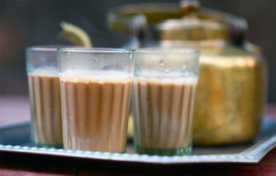 Trà chai Masalay là một loại thức uống này có từ 5.000 năm về trước tại Ấn Độ. Trước hết, sữa được nấu trong nồi lớn hòa thêm đường và nước. Sau đó, đầu bếp cho trà vào nồi sữa rồi khuấy đều. Masala có nghĩa là “cay”. Để tạo vị Masala, thật nhiều gừng giã nhuyễn được thả vào trà. Thức uống nổi tiếng ở Ấn Độ này hấp dẫn người ăn bởi vị vừa ngọt, vừa thơm, lại cay cay. Người Ấn Độ vốn chuộng trà hơn cà phê và trà cay là thứ đồ uống đường phố được yêu thích bậc nhất ở Mumbai.