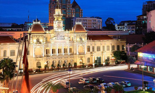 Thành phố Hồ Chí Minh (Sài Gòn) là trung tâm kinh tế, chính trị và văn hóa lớn nhất ở miền Nam Việt Nam. Sài Gòn – TP.HCM cũng là một trung tâm du lịch lớn, với các di tích lịch sử và bảo tàng ghi lại dấu ấn thời chiến tranh chống Pháp và Mỹ. Tiêu biểu là hệ thống 11 bảo tàng trong đó nổi tiếng nhất là Bảo tàng chứng tích chiến tranh. Bên cạnh đó, các công trình kiến trúc thời thuộc địa cũng làm mãn nhãn du khách khi du lịch Sài Gòn, như Trụ sở Ủy Ban Nhân Dân Thành phố, Nhà hát lớn, Bưu điện trung tâm, Bến Nhà Rồng, Chợ Bến Thành và Dinh Độc Lập. Gần đây, các công trình mới như Diamond Plaza, Bitexco Financial Tower, Saigon Trade Center cũng làm đẹp thêm cảnh quan khu trung tâm thành phố. Ở vùng ngoại vi thành phố cũng có những điểm tham quan nổi bật như Địa đạo Củ Chi, Rừng ngập mặn Cần Giờ và Vườn Cò Thủ Đức