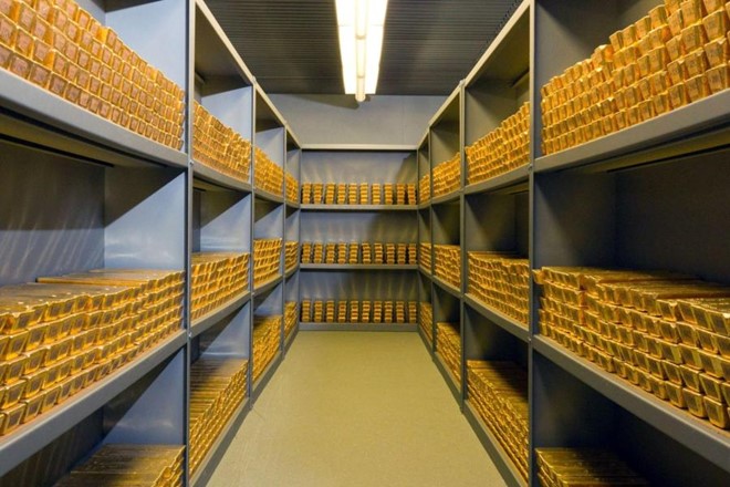 Đức là quốc gia lưu trữ vàng nhiều thứ 2 thế giới với phần lớn nằm trong kho vàng dự trữ của Ngân hàng Bundesbank tại Frankfurt. Theo Die Welt, năm 2015, khoảng 3.384 tấn vàng dự trữ trong kho. Do Đức là nền kinh tế lớn nhất khu vực châu Âu nên lượng vàng họ dự trữ cũng dẫn đầu khu vực. Ảnh: Die Welt