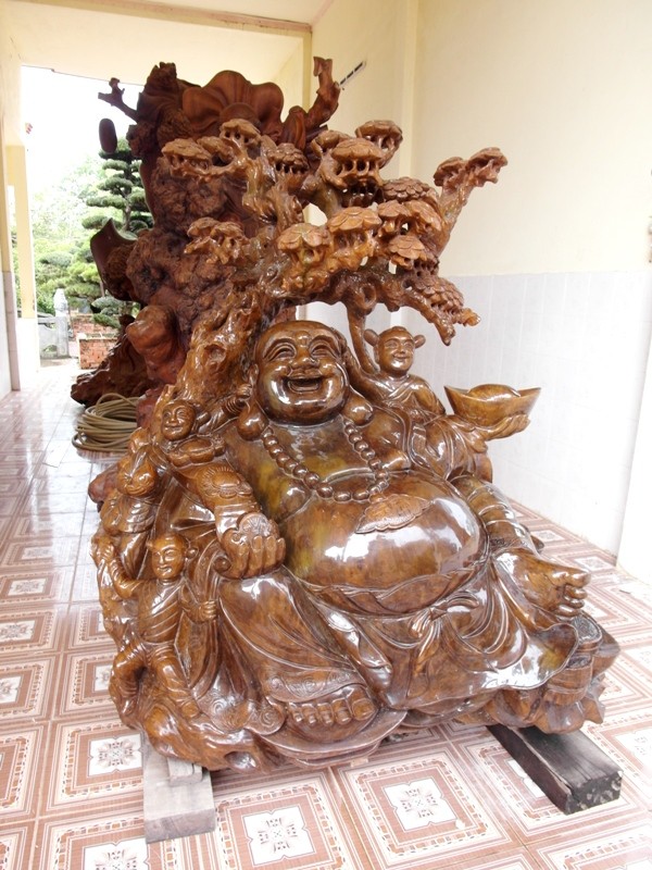 Là một Phật tử nên xung quanh dinh thự của đại gia Trầm Bê có rất nhiều tượng Di Lặc bằng gỗ nguyên khối. Ảnh: Người đưa tin