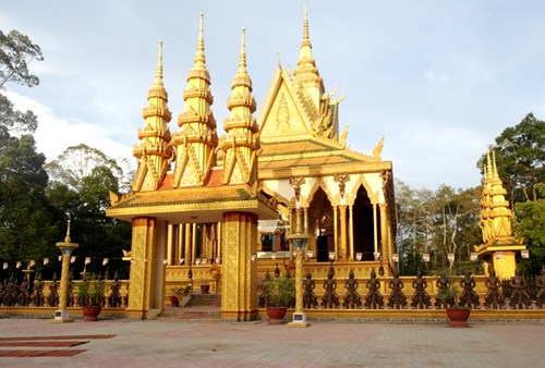 Chùa Cà Hom- ngôi chùa mà đại gia Trầm Bê đã bỏ khoảng 10 tỷ ra xây dựng. Ảnh: VietNamNet