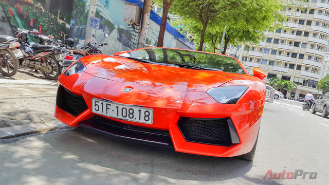 Siêu xe Lamborghini Aventador LP700-4 màu cam của đại gia Minh nhựa là một trong hai siêu xe Aventador ở Việt Nam thời điểm bấy giờ, về nước hồi tháng 6.2012. Tuy nhiên, đến tháng 3.2015, siêu bò được chuyển “hộ khẩu” cho một người đam mê siêu xe khác tại Sài Thành. Siêu xe được chủ nhân mới cho ra biển số trắng, tức nộp đầy đủ các loại thuế. Mức giá sau thuế của chiếc Aventador thứ 2 được dự đoán vào khoảng 19,5 tỷ.
