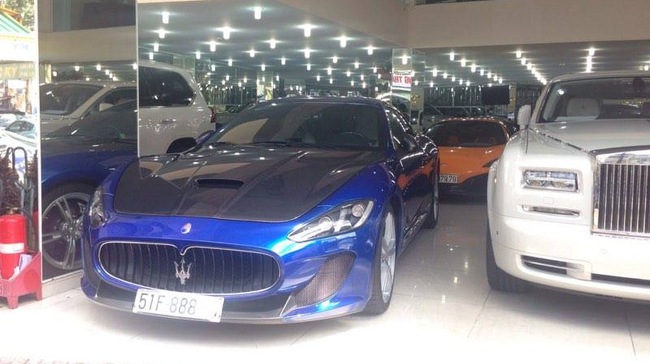 Chiếc Maserati GranTurismo MC Stradale nhập khẩu chính hãng nhưng giá bán lên tới trên 9,2 tỷ đồng được đưa về cuối năm 2015 mang nội thất màu xanh dương, nội thất màu kem lịch lãm với chất liệu da Altancara cao cấp.